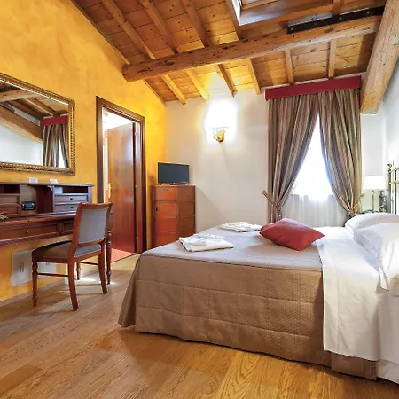 玛拉斯皮娜别墅酒店 4*